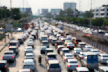 Trafik sıkışıklığının akşam trafiğindeki bulanık görüntüsü.