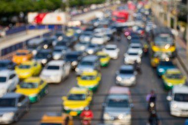 Trafik sıkışıklığının akşam trafiğindeki bulanık görüntüsü.