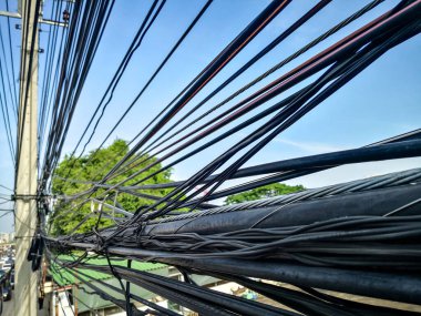 Elektrik direği üzerindeki Elektrik kabloları ve İletişim kablolarının düğümü.