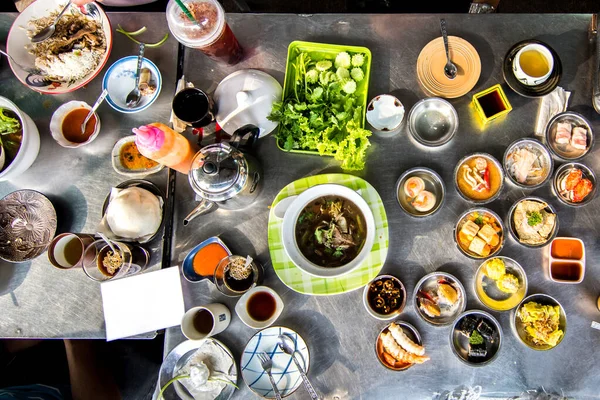 Widok z góry z rodziny cieszyć jeść Dim Sum śniadanie razem. — Zdjęcie stockowe