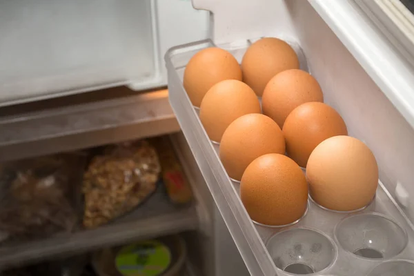 Huevos de pollo en el estante del refrigerador . — Foto de Stock