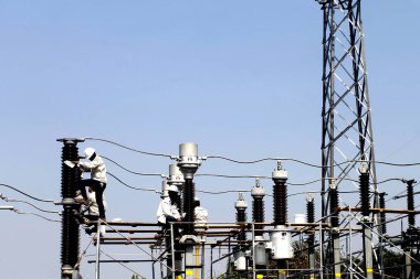 İşçiler elektrik santralinin bakımını üstleniyorlar..