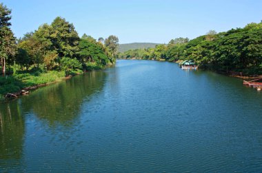 Nehirde yüzen ev, dağ arkası..