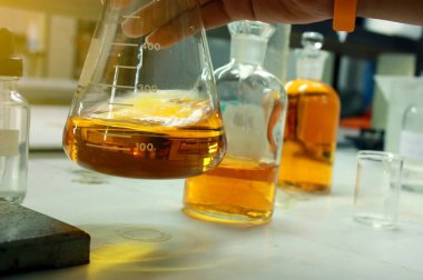 Laboratuvarda bilim adamlarının kullandığı su testi kimyasalı..