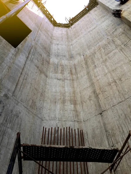 Parede de concreto de construção de tanque de água grande em construção com equipamento . — Fotografia de Stock