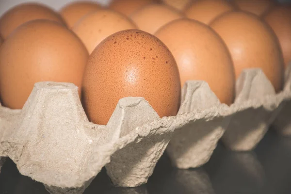 Huevos de pollo frescos en caja de cartón de papel en el estante del refrigerador . — Foto de Stock
