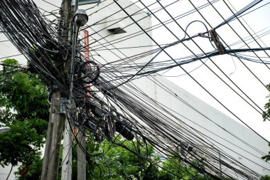 Elektrik direği üzerindeki Elektrik kabloları ve İletişim kablolarının düğümü.