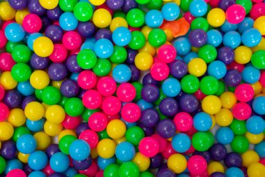 İstasyonda oynayan çocuklarda çok renkli plastik top.