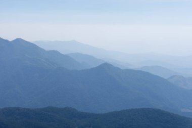 Solmuş sisli güzel bir dağ tabakası..