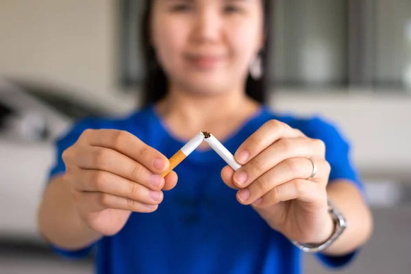 Manos Mujer Sosteniendo Rompiendo Cigarrillo Para Dejar Fumar Deje Fumar — Foto de Stock