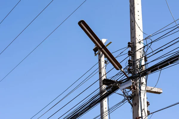 Beton Direğin Üzerindeki Eski Sokak Lambası Elektrik Kablolarıyla Doludur — Stok fotoğraf