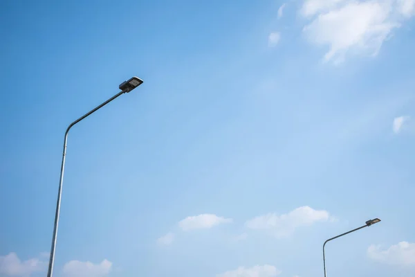 Gatubelysning Led Stålstolpe Med Blå Himmel Och Moln — Stockfoto