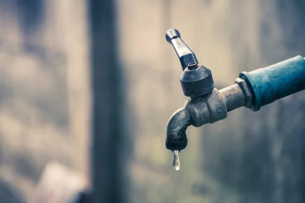 Oude Kraan Met Water Lekkende Druppel Grond — Stockfoto