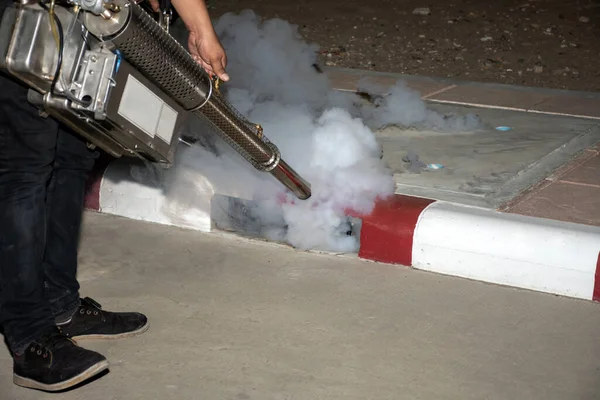 Mens Werknemer Mist Insecticide Elimineren Mug Voor Het Voorkomen Van — Stockfoto