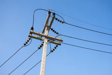 Elektrik yalıtımlı yüksek gerilim kabloları ve beton elektrik direğinde ekipman..
