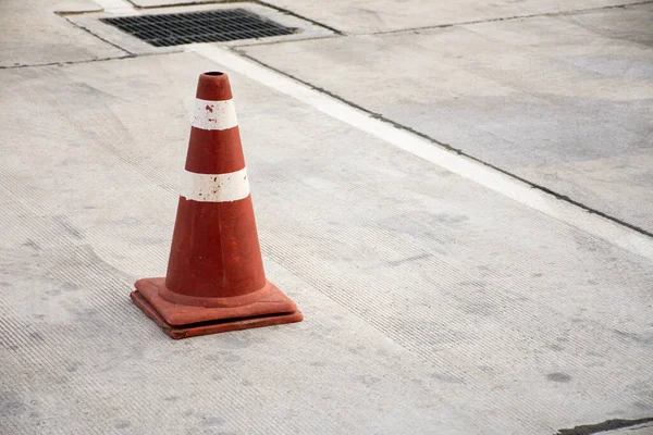 Alter Verkehrskegel Auf Betonstraße — Stockfoto