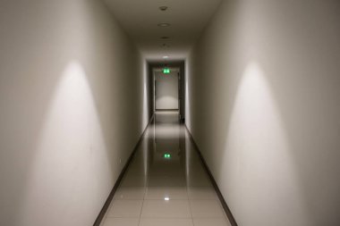 Acil yangın çıkışı tabelası çıkış yolunu gösteriyor..