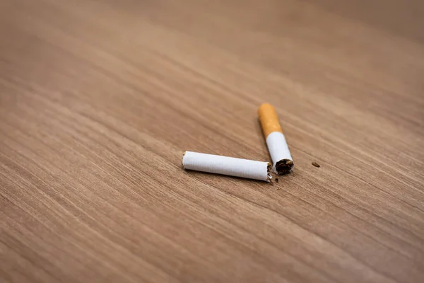 Romper Cigarrillo Mesa Para Dejar Fumar Concepto — Foto de Stock