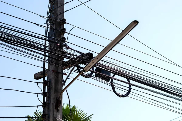 Beton Direğin Üzerindeki Eski Sokak Lambası Elektrik Kablolarıyla Doludur — Stok fotoğraf