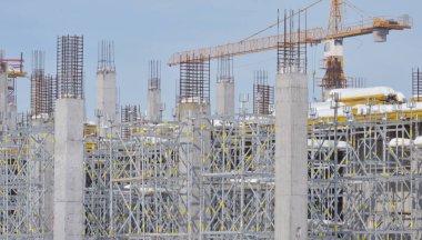 İnşaat iskelesi olan bir inşaat alanı.