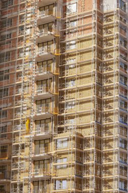 İnşaat iskelesi olan bir inşaat alanı.