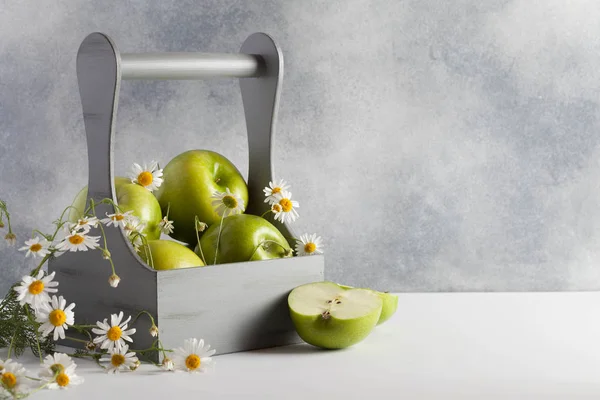 Manzanas Verdes Con Manzanilla Bonita Caja Sobre Fondo Gris — Foto de Stock