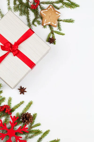 Vánoční skladba. Vánoční dárek, borové kužele, vánoční stromky — Stock fotografie