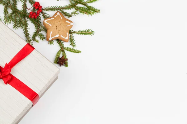 Kerst samenstelling. Kerstcadeau, Pine kegels, kerstboom takken — Stockfoto