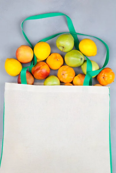 Frutas en bolsa blanca textil de algodón reutilizable. Compra de residuos cero, concepto de almacenamiento y reciclaje, estilo de vida ecológico . — Foto de Stock