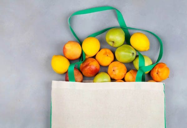 Frutas en bolsa blanca textil de algodón reutilizable. Compra de residuos cero, concepto de almacenamiento y reciclaje, estilo de vida ecológico . — Foto de Stock