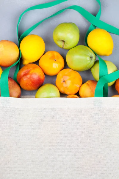 Frutas en bolsa blanca textil de algodón reutilizable. Compra de residuos cero, concepto de almacenamiento y reciclaje, estilo de vida ecológico . — Foto de Stock