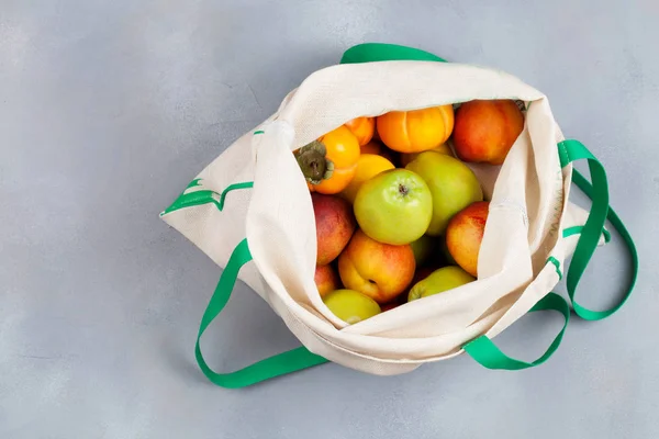 Frutas en bolsa blanca textil de algodón reutilizable. Compra de residuos cero, concepto de almacenamiento y reciclaje, estilo de vida ecológico . — Foto de Stock