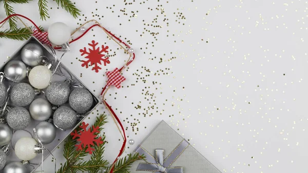 Fondo de Navidad. decoraciones de Navidad en caja con ramas de árbol de Navidad sobre fondo blanco con pequeñas estrellas. De cerca. . — Foto de Stock