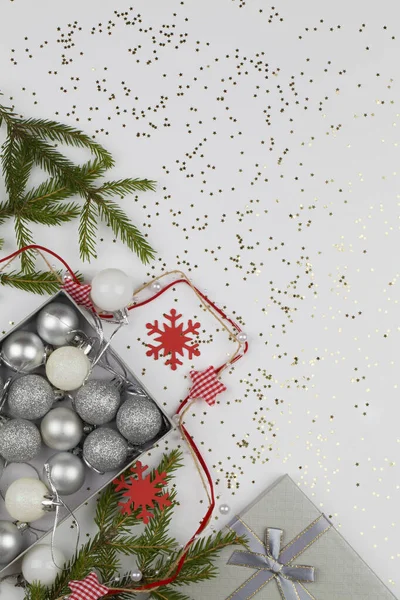 Рождественский фон Рождественские украшения в коробке с ветками елки на белом фоне с маленькими звездами. Закрыть . — стоковое фото
