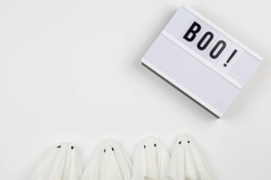 İçinde Boo yazan ışık kutusu. Aksesuar dekorasyonu düzlüğü