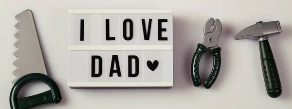 父の日のライトボックスのメッセージが好きだ修理用のおもちゃの道具でニッパーハンマーを見た トップ表示フラットレイアウトバナー — ストック写真