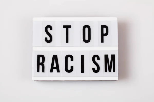 Kotak Cahaya Dengan Teks Stop Rasisme Pada Latar Belakang Putih — Stok Foto