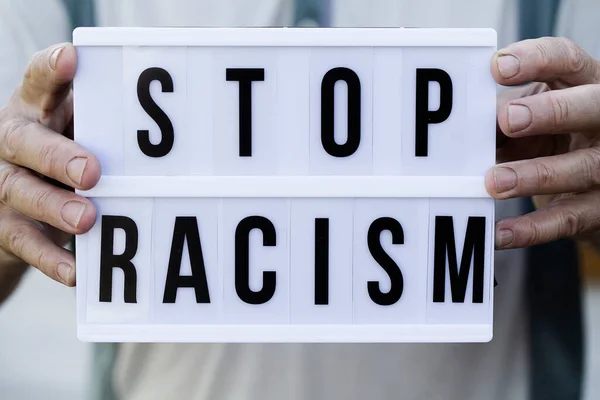 Anciano Sosteniendo Caja Luz Con Mensaje Stop Racism — Foto de Stock