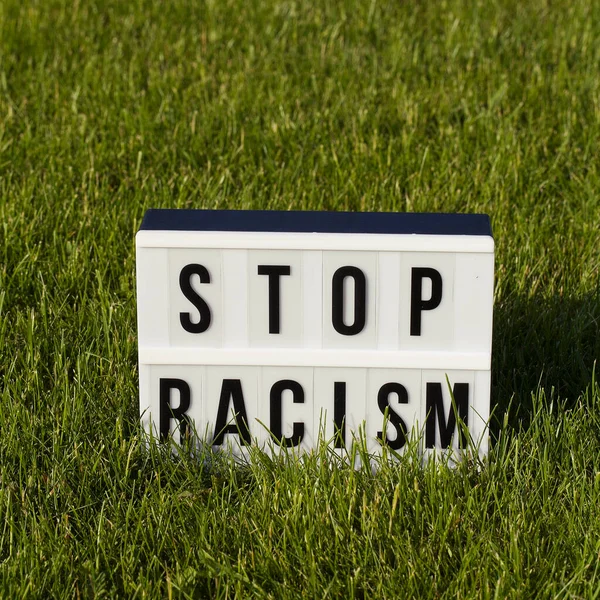 Caja Luz Con Texto Stop Racismo Sobre Hierba Verde Fondo — Foto de Stock
