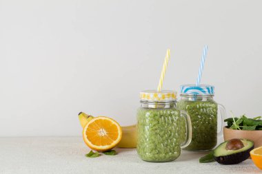 Avokado, ıspanak, muz ve portakallı yeşil smoothie. Sağlıklı gıda konsepti. Boşluğu kopyala