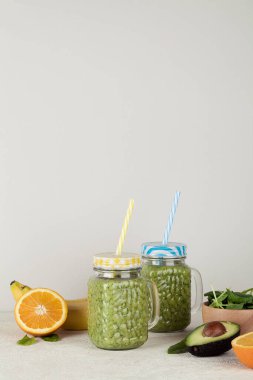 Avokado, ıspanak, muz ve portakallı yeşil smoothie. Sağlıklı gıda konsepti. Boşluğu kopyala