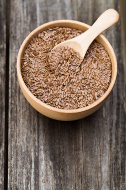 Kasede keten tohumu ve koyu ahşap arka planda kaşık. Organik gıda konsepti. seçici odak kopyalama alanı