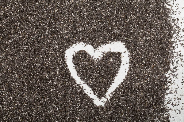 Beyaz Ahşap Kalp Şeklinde Çerçeveli Organik Chia Tohumlarının Arka Planı — Stok fotoğraf