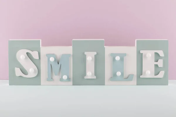 Senyum Kata Latar Belakang Pink Dan Biru Konsep Lucu — Stok Foto