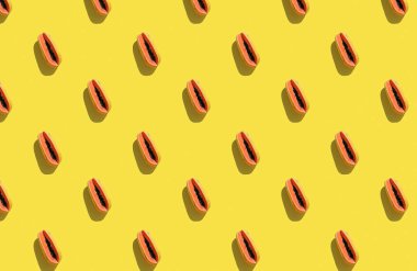 Parlak açık sarı arka planda papaya ile yapılan son moda güneş ışığı.