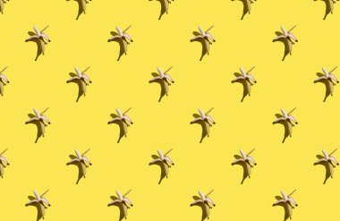 Parlak açık sarı zemin üzerinde muz desenli yaz ışığı deseni