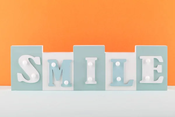 Senyum Kata Pada Latar Belakang Oranye Dan Biru Konsep Lucu — Stok Foto