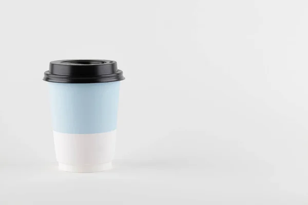 Meeneem papieren beker voor koffie of thee op witte achtergrond — Stockfoto