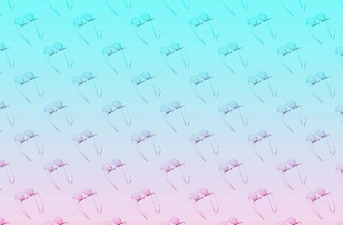  Güneş gözlüğü şeklinde yapılmış güneş ışığı deseni. Pembe ve mavi arkaplanda gölgeler var. Asgari yaz konsepti.