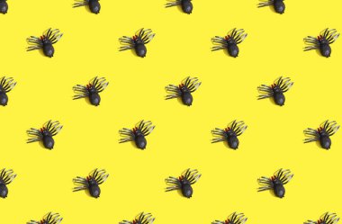 Sarı arka planda, derin gölgeli örümcek deseni. Cadılar Bayramı konsepti.